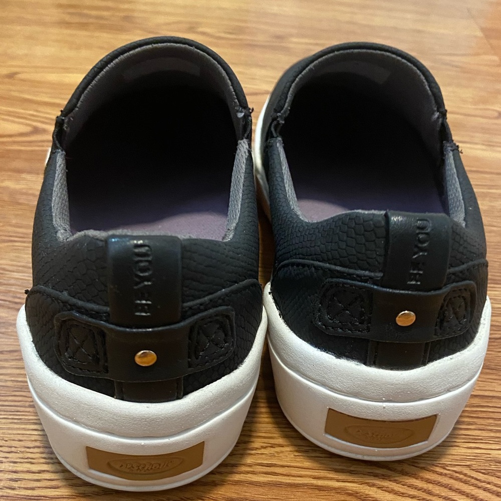 Dr Scholls sustainably comfort. My foot is too narrow, otherwise great shoe!